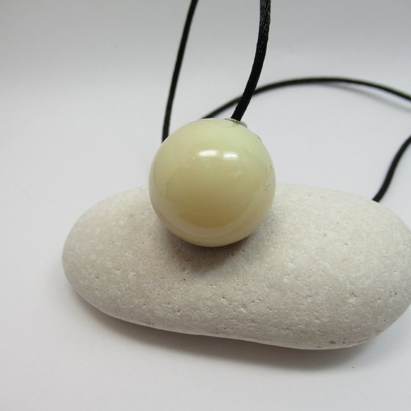 Uranium glass marble pendant - Picture 5 of 12